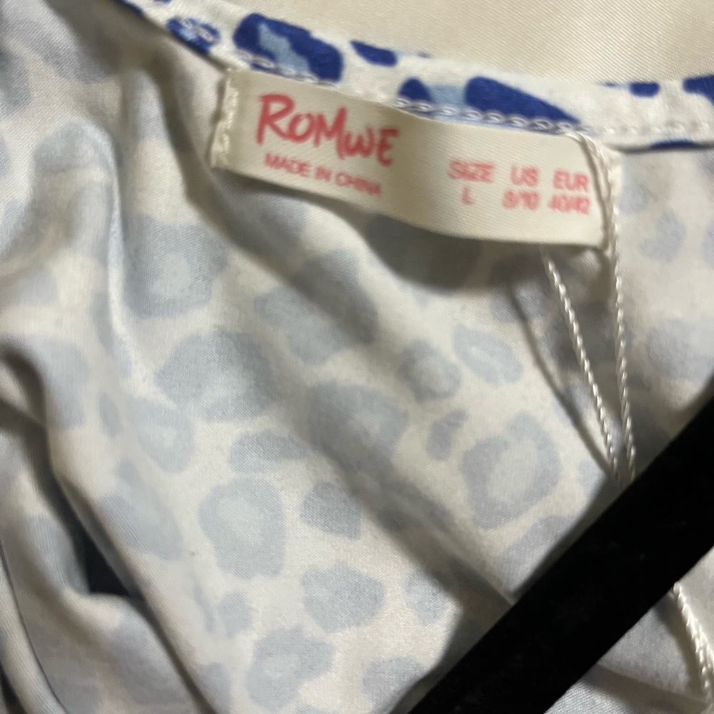 Romwe crop top!  Never worn.  Blue and white pattern